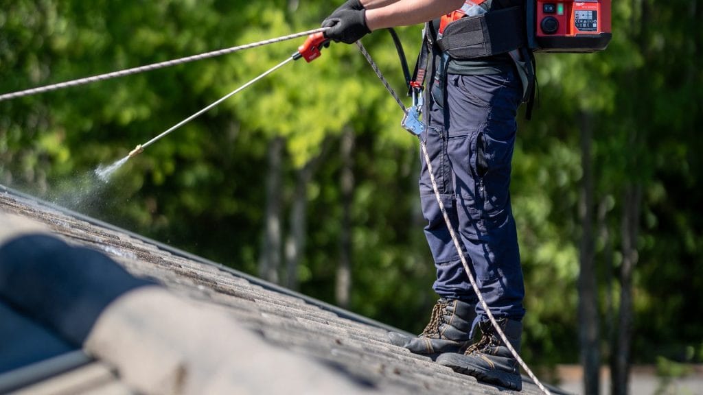 Sammaleen poisto huopakatolta: vaiheet, välineet ja hinta 2025